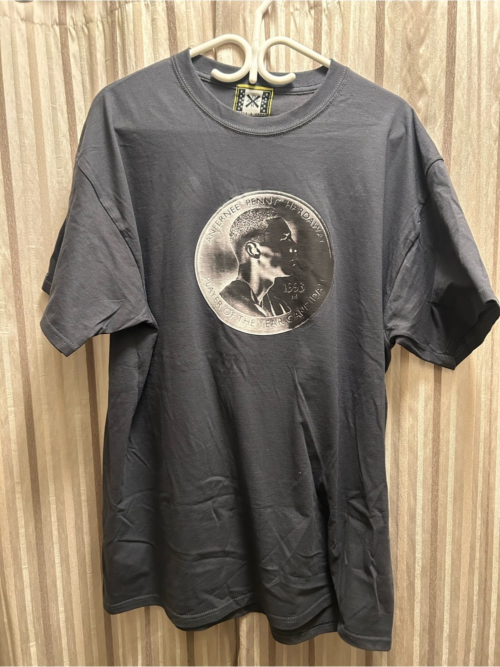 Penny Hardaway Men's Dark Gray Graphic T-Shirt with Face/Coin Motif, Size XL